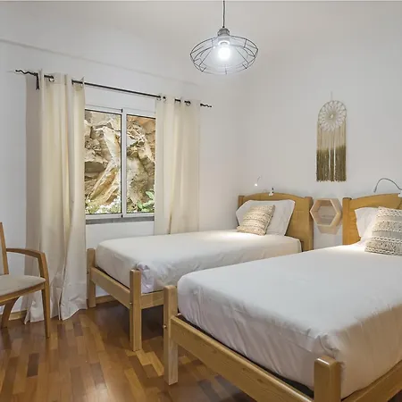 Reis Magos Ii By An Island